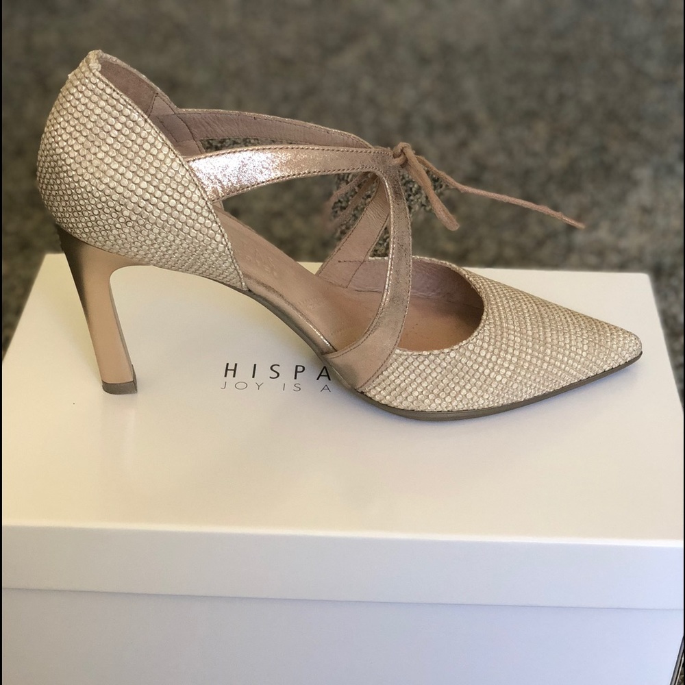Elegant pumps